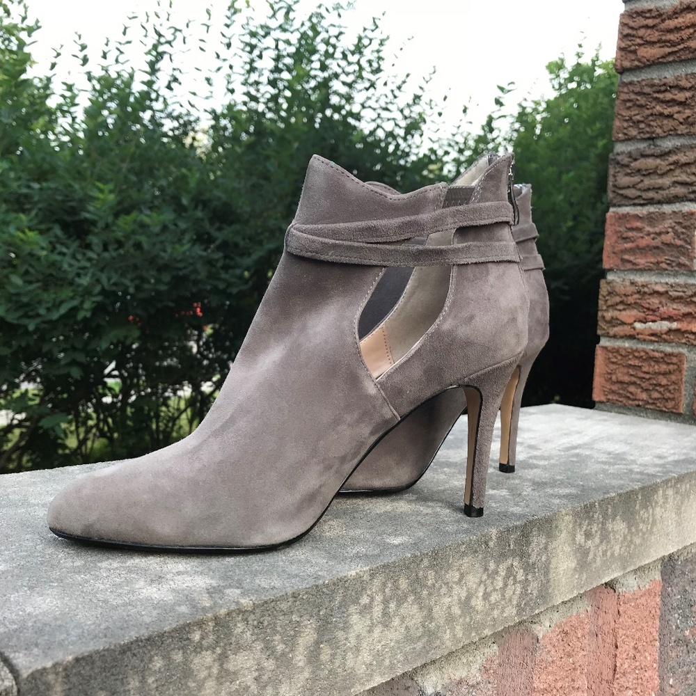 TOWN SHOES SUEDE/LEATHER BOOTIE. SIZE 8.5